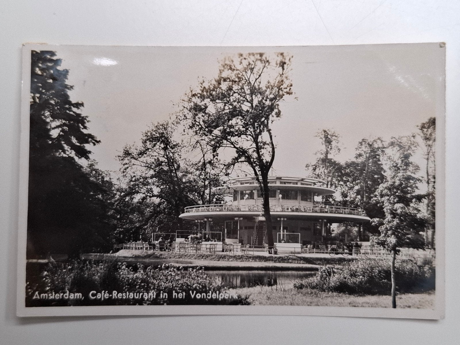 Amsterdam, Café-Restaurant in het Vondelpark. 1942, Verzamelen, Ansichtkaarten | Nederland, Ophalen of Verzenden, 1940 tot 1960
