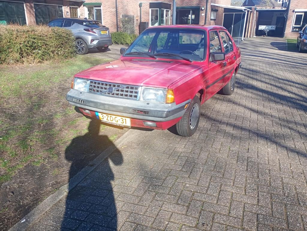 Volvo 340 1.4 GL SDN AUT 1988 Rood, Auto's, Volvo, Automaat, 4 cilinders, Grijs, Geïmporteerd