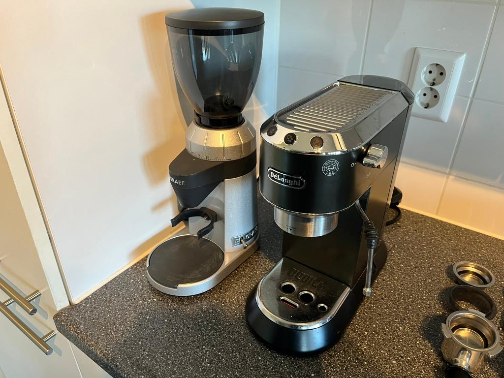De'Longhi Dedica espressomachine & Graef CM800 koffiemolen, Ophalen, Gebruikt, Espresso apparaat, Koffiebonen