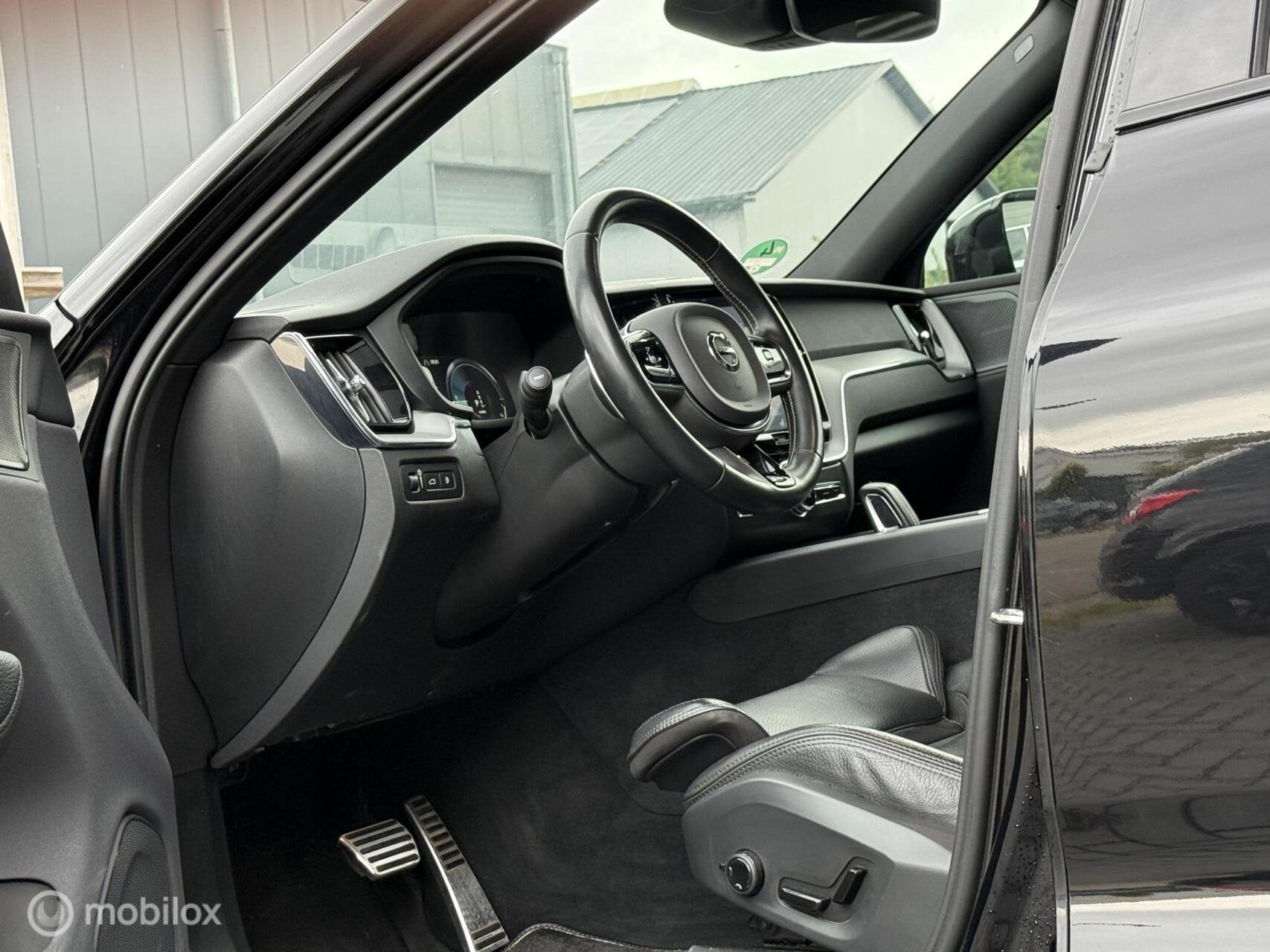 Volvo XC60 2.0 Recharge T8 AWD R-Design Pano|Luchtv|H&K|21', Automaat, Adaptive Cruise Control, Zwart, Zwart