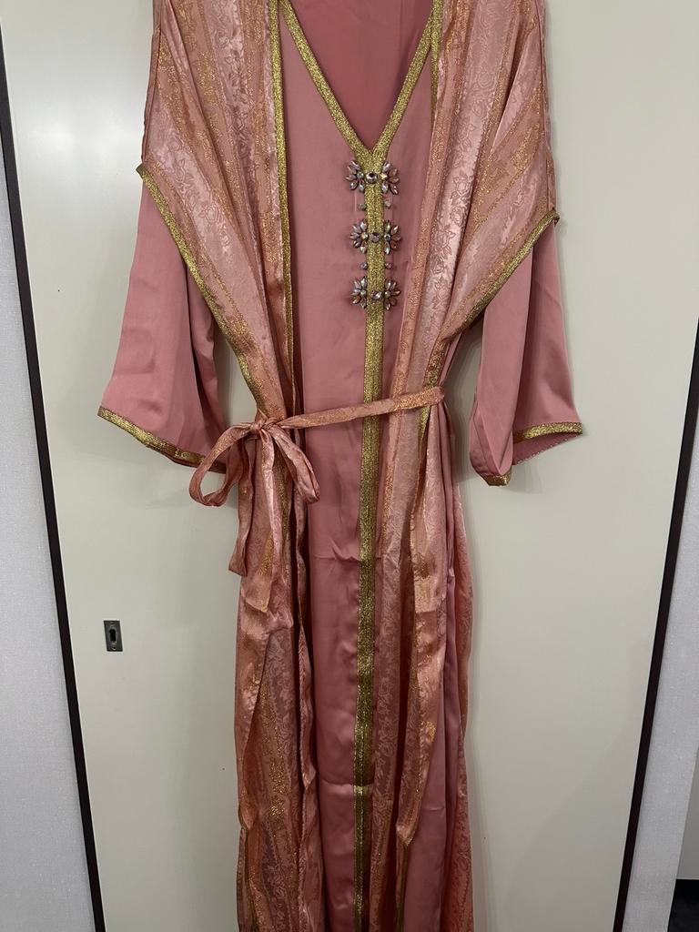 Zacht roze nieuwe satijnen/Johara jurk te koop!, Ophalen, Galajurk, Maat 46/48 (XL) of groter, Zo goed als nieuw