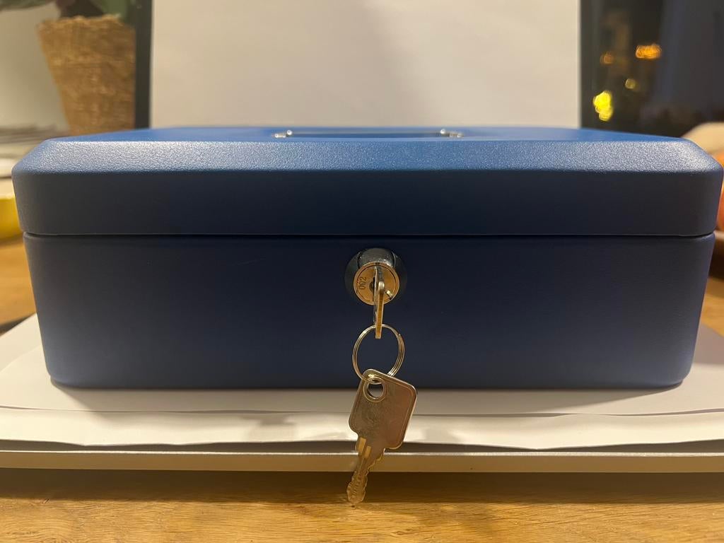 Blauw geld kistje met sleutel, Ophalen, Metaal of Blik, Overige thema's