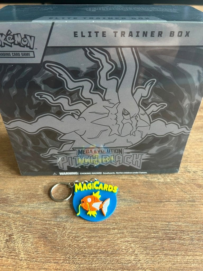 Pitch Black Elite Trainer Box - >10 beschikbaar, Ophalen of Verzenden, Nieuw, Boosterbox, Foil
