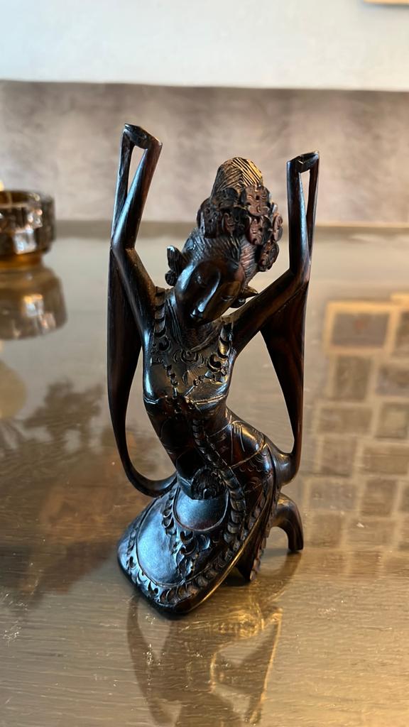 Handgesneden houten Balinese danseres sculptuur, Minder dan 20 cm, Ophalen of Verzenden, Handgemaakt, Beeld