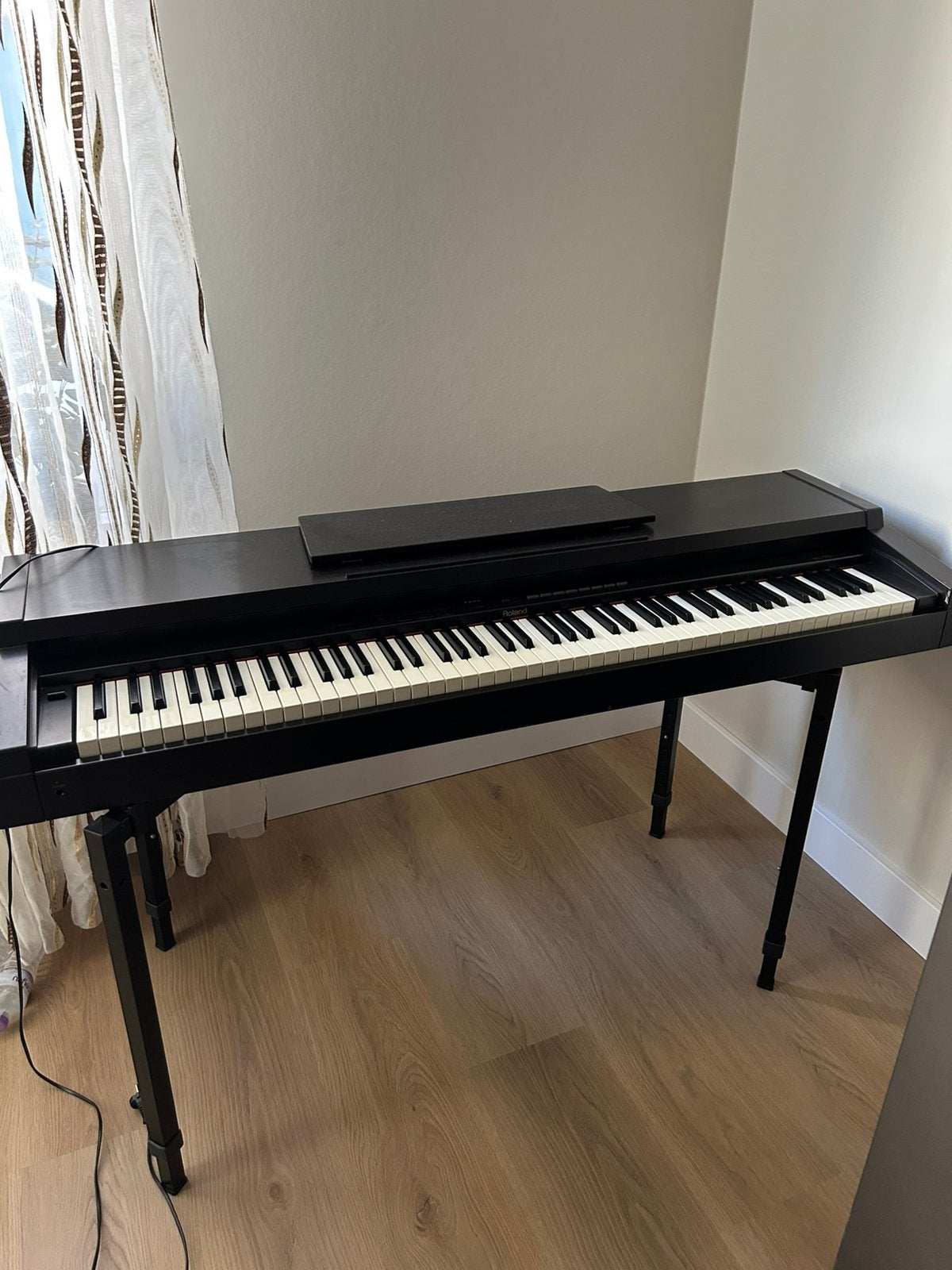 Roland piano EP95 met onderstel, Muziek en Instrumenten, Ophalen, Zo goed als nieuw, Zwart
