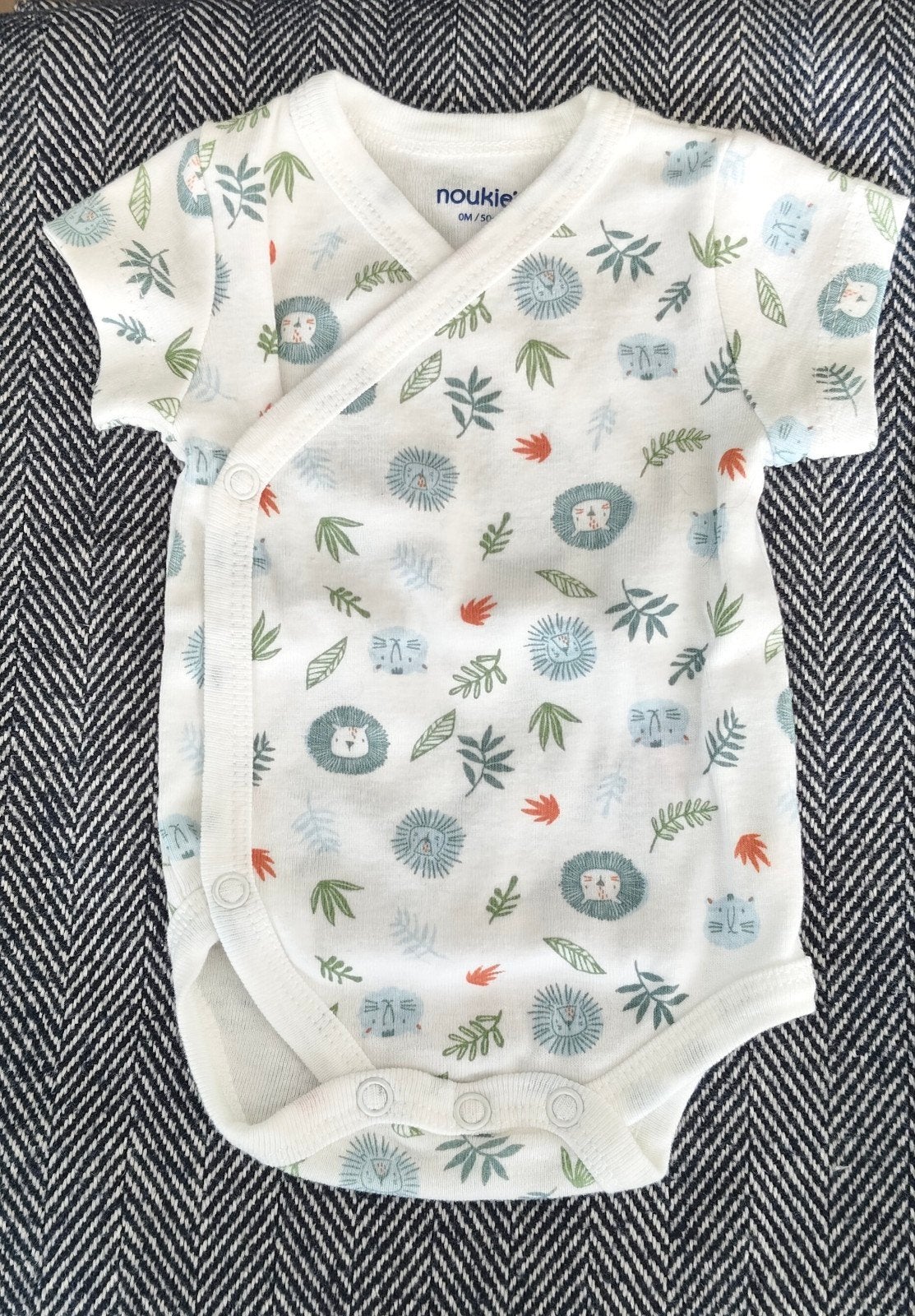 Noukies overslagromper 0M/50cm met leeuwenprint, Nacht- of Onderkleding, Jongetje of Meisje, Nieuw, Ophalen of Verzenden