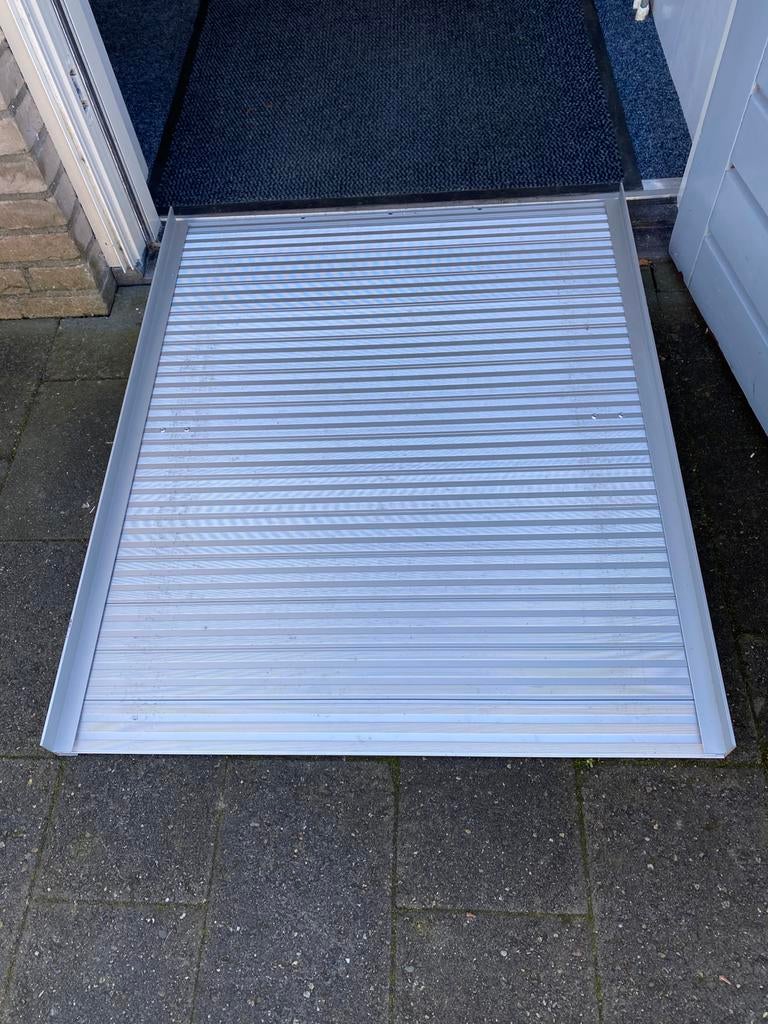 OPRIJPLAAT ALUMINIUM MAX GEWICHT 227kg, Diversen, Rolstoelen, Ophalen of Verzenden, Zo goed als nieuw, Elektrische rolstoel