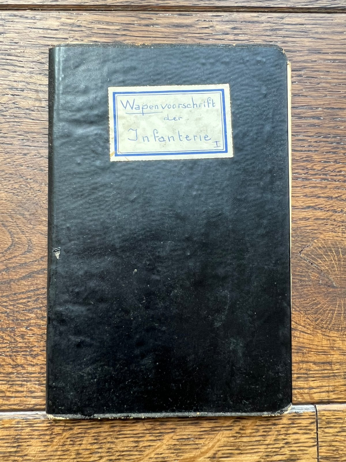 Nederlands mobilisatie voorschrift geweer m95 hembrug, Verzamelen, Verzenden, Nederland, Embleem of Badge