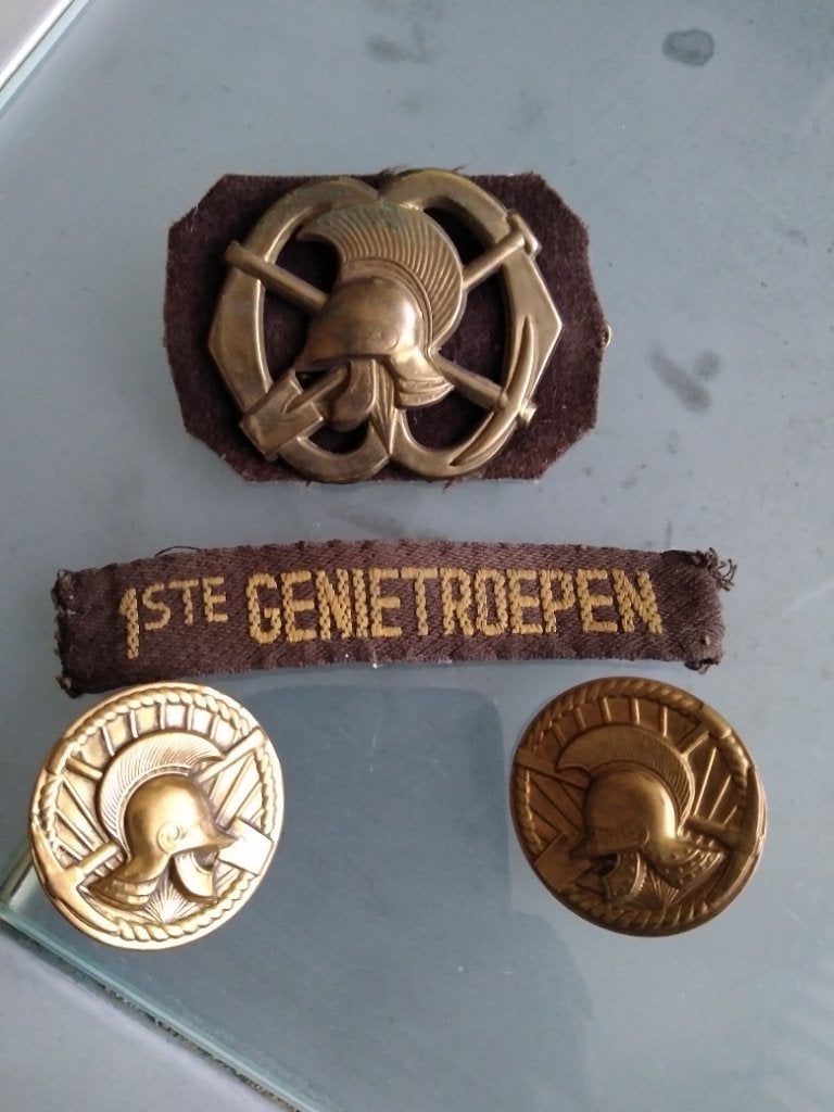 Oude slag pionier embleem met toebehoren, Verzamelen, Ophalen of Verzenden, Landmacht, Nederland, Embleem of Badge