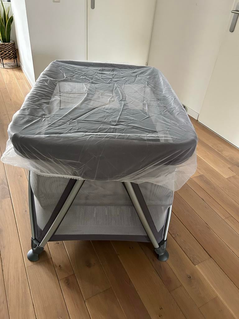 Nuna Sena baby reisbed - Z.g.a.n. ; kleur grijs/zwart, Kinderen en Baby's, Babywiegjes en Ledikanten, Ophalen, Zo goed als nieuw