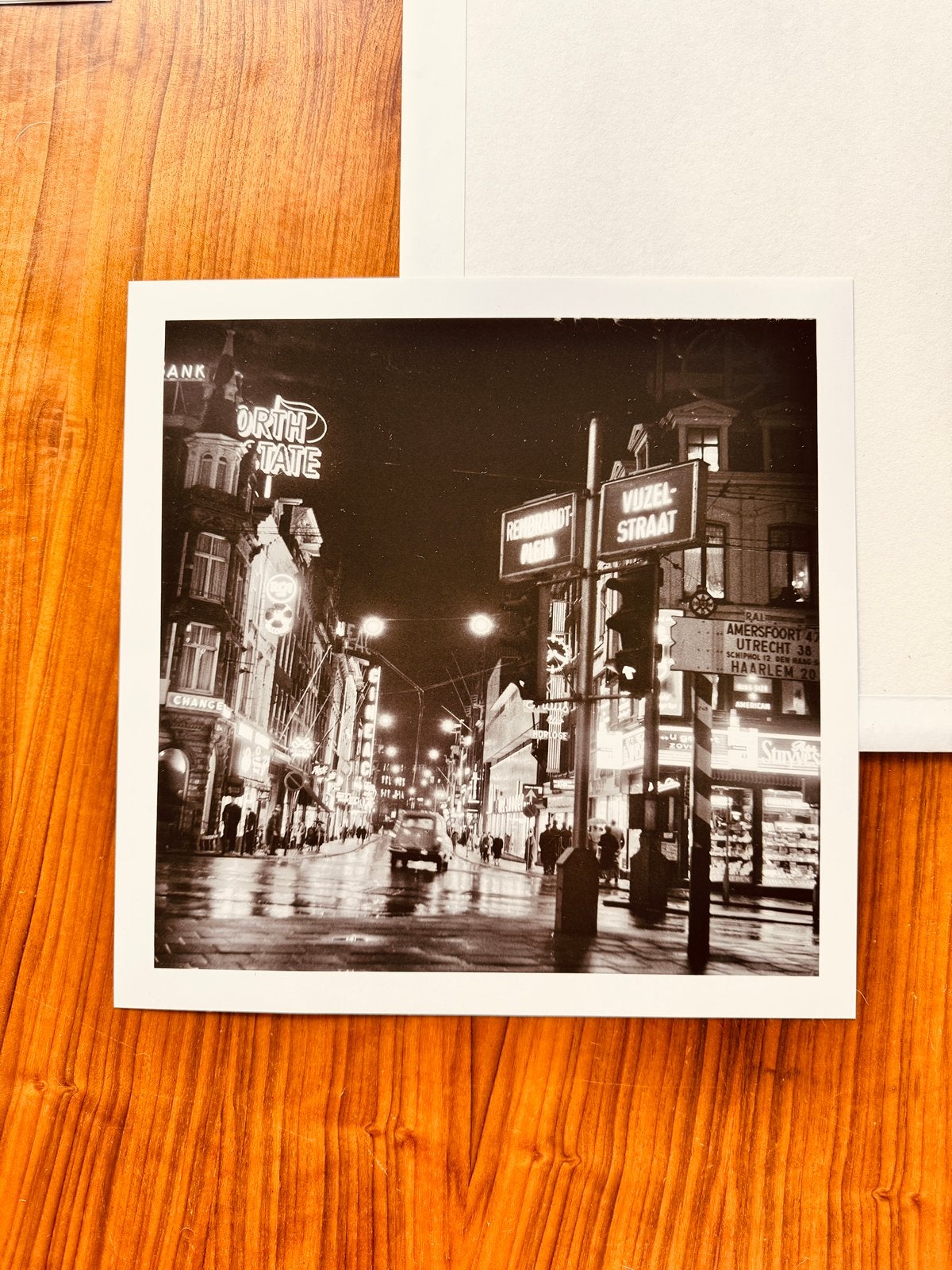 Amsterdam bij avond — Reguliersbreestraat vanaf Muntje 1961, Verzamelen, 1960 tot 1980, Foto, Ophalen of Verzenden, Zo goed als nieuw