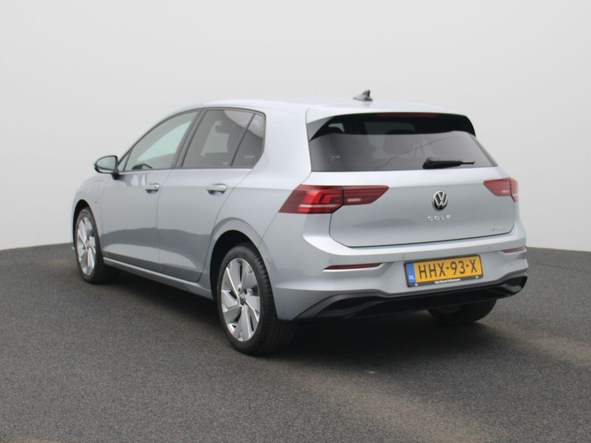 Volkswagen Golf 1.5 eHybrid Life Edition | Navigatie | Draad, 12 maanden, Stof, 1498 cc, 4 cilinders