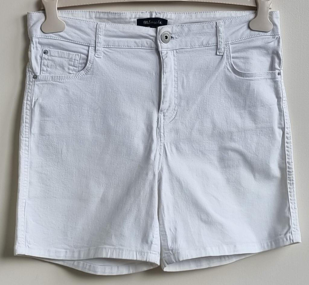 MS Mode witte stretchy bermuda mt. 44, Kleding | Dames, Broeken en Pantalons, Kort, Wit, Maat 42/44 (L), Ophalen of Verzenden
