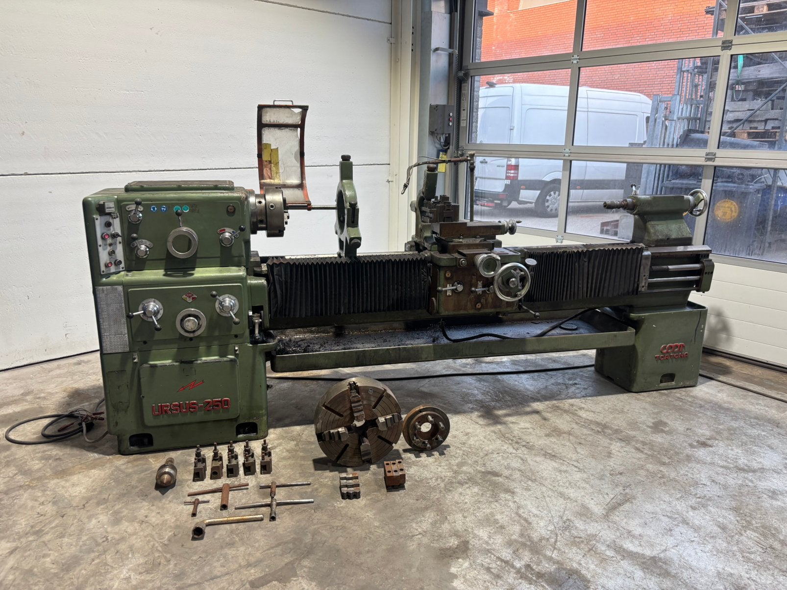 CMT Ursus 250 – 2000 mm conventionele draaibank, Ophalen, Zo goed als nieuw, Metaaldraaibank, 1000 mm of meer