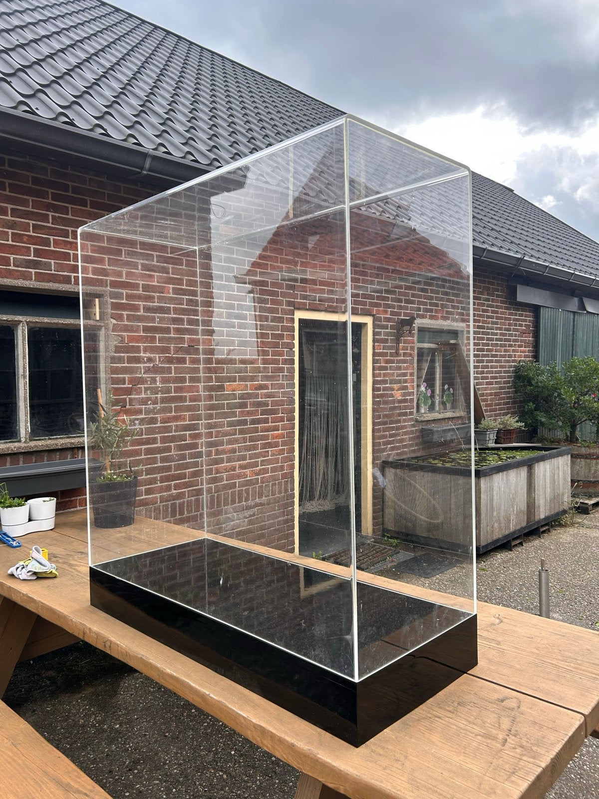 Grote vitrinekast / stolp met zwarte sokkel - Plexiglas, Ophalen, Kunststof, Modern, Gebruikt