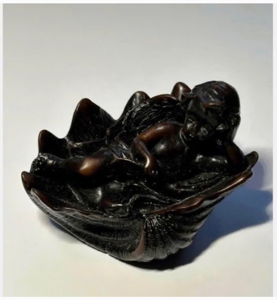 Engel in schelp, polystone, bruin, 7,5 x 6 cm, Ophalen of Verzenden, Zo goed als nieuw, Mens
