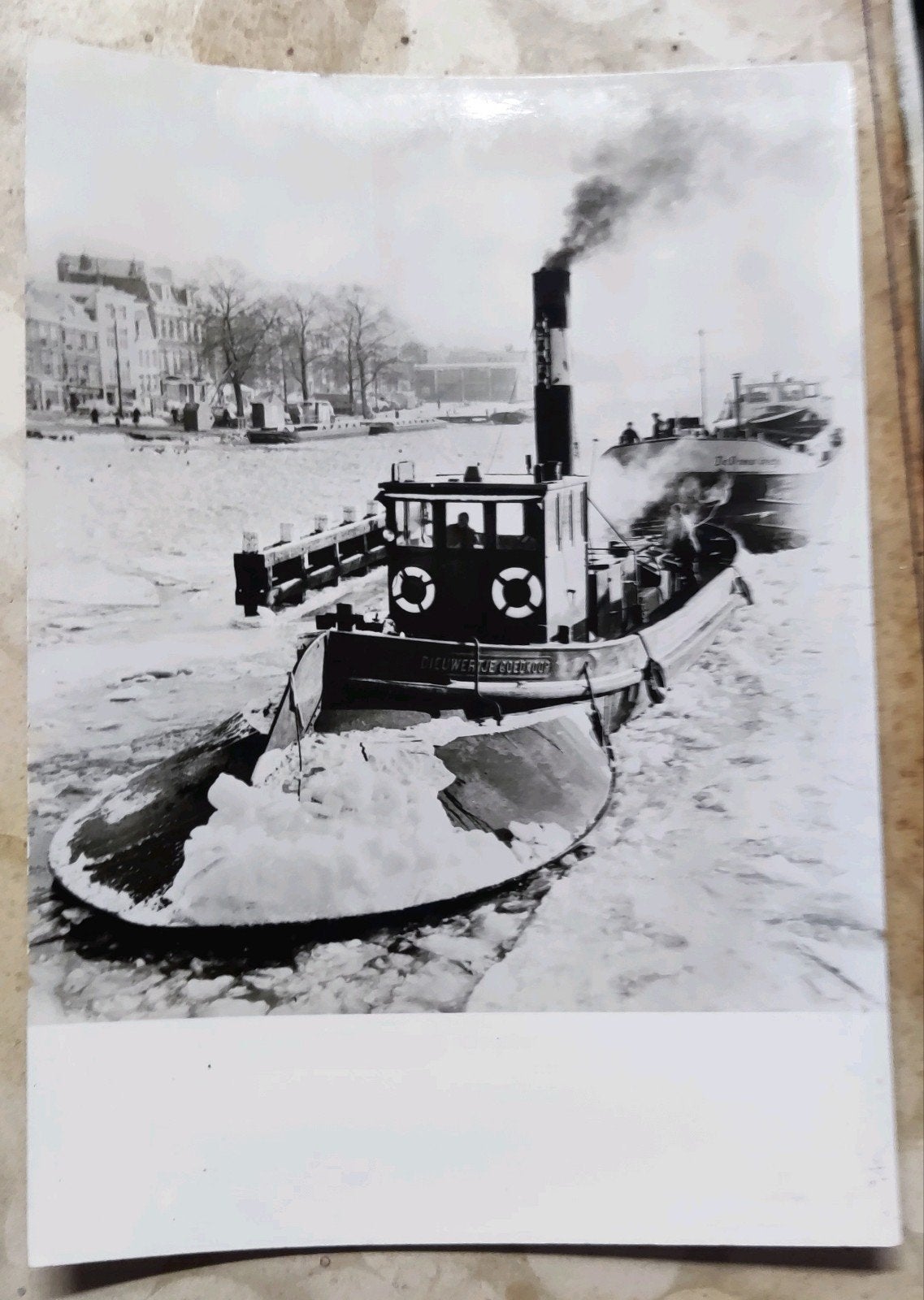 Stoomsleepboot Dieuwertje Goedkoop breekt ijs op Amstel, Verzamelen, 1960 tot 1980, Gebruikt, Foto, Ophalen of Verzenden