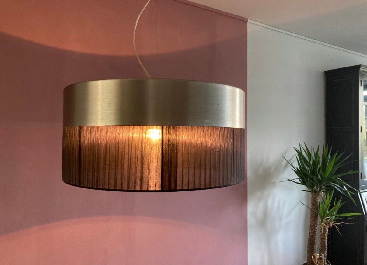 Moderne hanglamp met stoffen kap en metalen accent, Ophalen of Verzenden, Zo goed als nieuw, Metaal, E27 (groot)