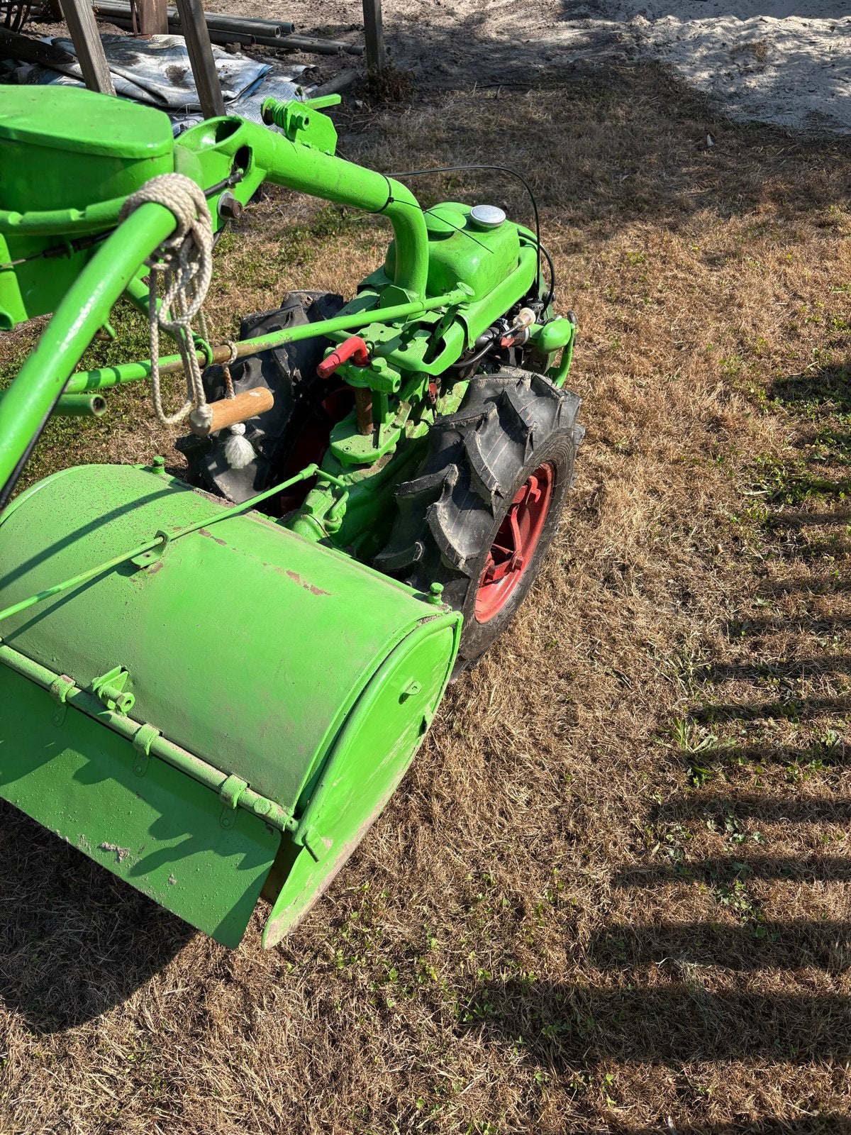 Groene tweewielige tractor met frees, Ophalen, Gebruikt