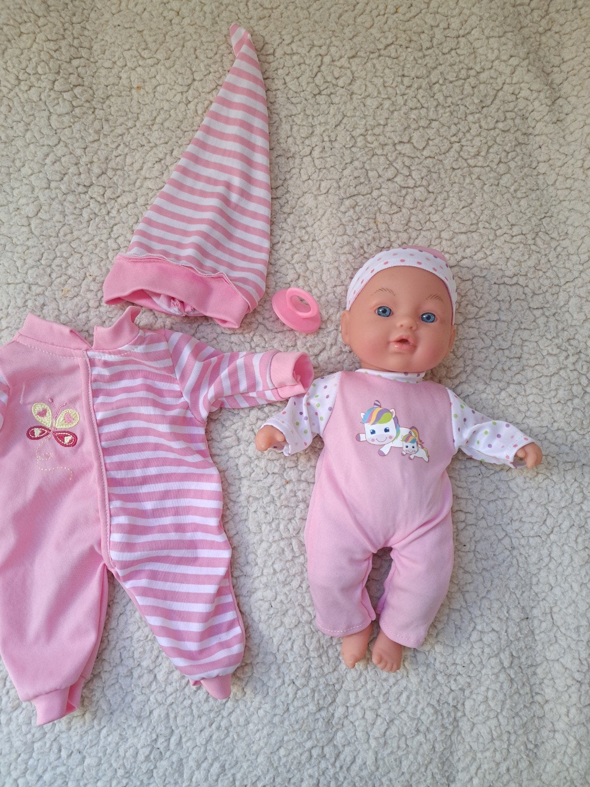 Pratende babypop met extra kleertjes en speen, Kinderen en Baby's, Ophalen of Verzenden, Gebruikt, Babypop