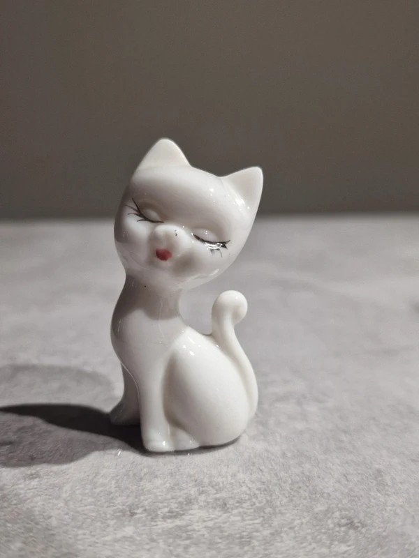 Vintage Japans Porseleinen Glamour Kat Miniatuur Beeldje, Ophalen of Verzenden, Zo goed als nieuw, Dier