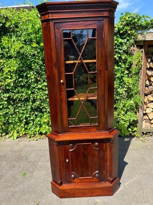 Klassieke massief houten hoekkast / vitrinekast, Ophalen, Minder dan 50 cm, Klassiek - Landelijk, Glas