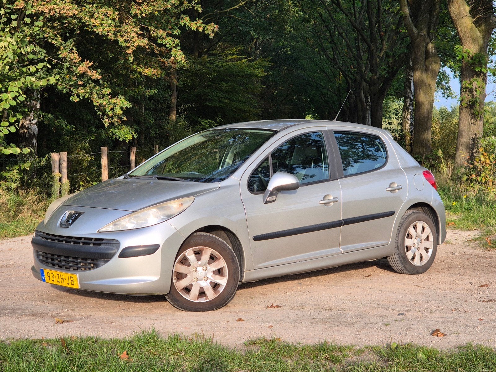 Peugeot 207 1.4 VTI 16V 5DRS 2008 Grijs, Auto's, Voorwielaandrijving, Stof, Zwart, 1153 kg