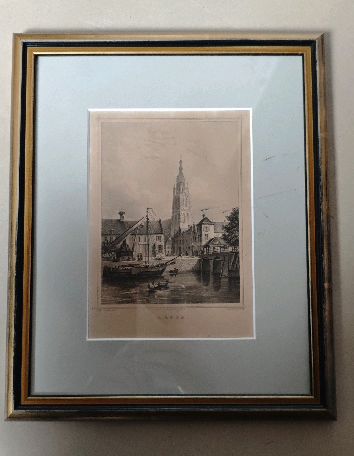Gravure Breda - Stadsgezicht met gracht en kerk, Ophalen, Stadsgezicht, Gravure, Ingelijst