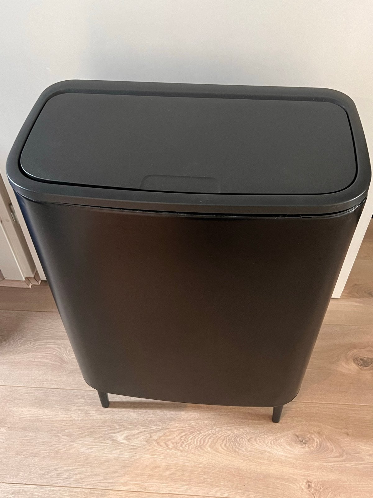 Brabantia Touch Bin 60L -kleine beschadiging, werkt nog goed, Ophalen, 40 liter of meer, Zo goed als nieuw, 75 – 100
