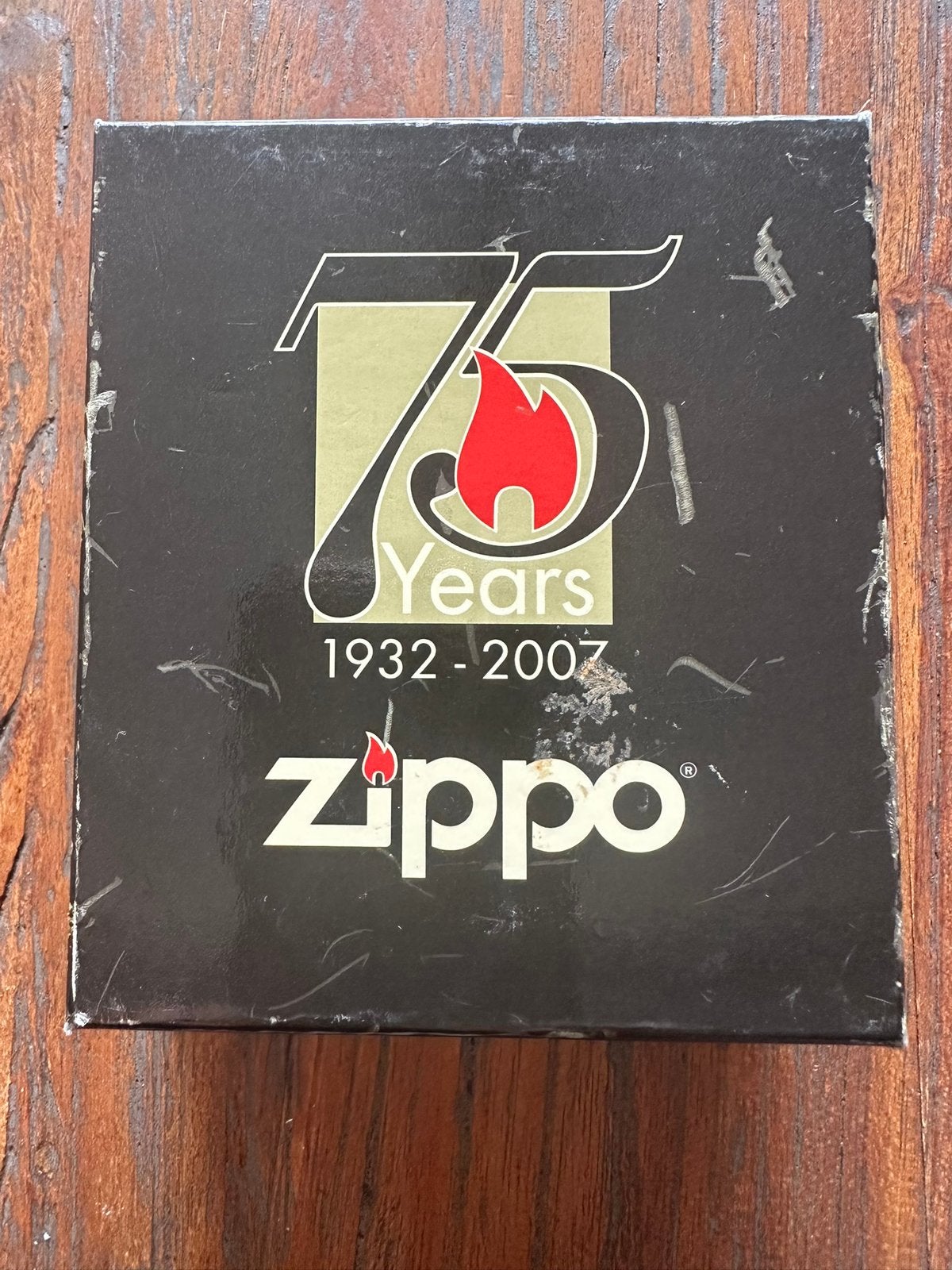 Zippo 75th Anniversary Collector’s Edition (1932-2007), Verzamelen, Rookartikelen, Aanstekers en Luciferdoosjes, Zo goed als nieuw