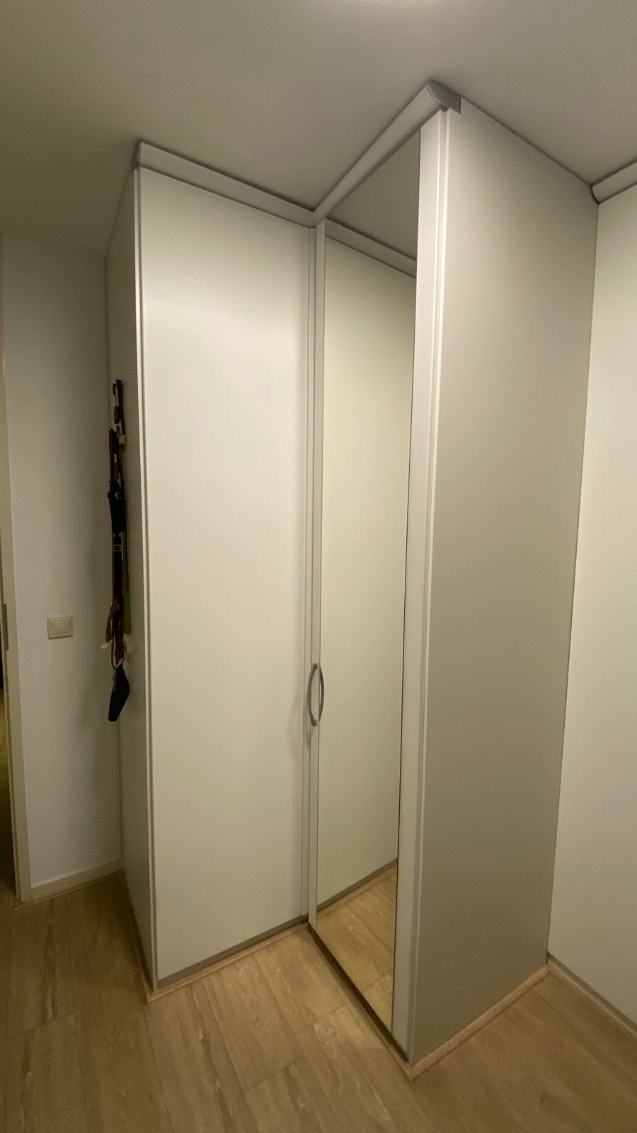 Witte hoekkast met spiegeldeur - Zo goed als nieuw, Ophalen, Overige materialen, 100 tot 150 cm, 200 cm of meer