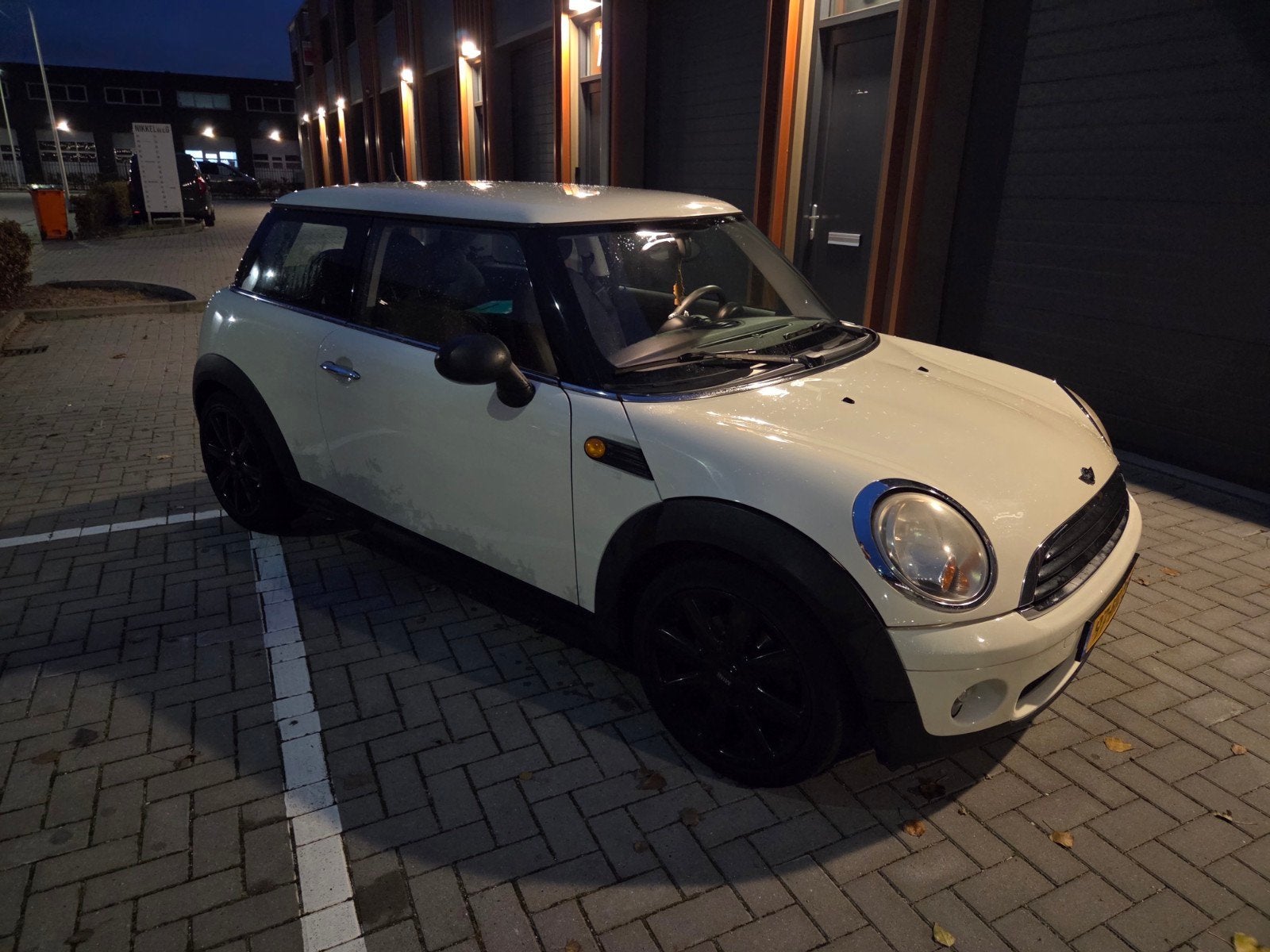 Mini one (r56) 1.4l 95pk 2009 Wit, Auto's, Voorwielaandrijving, Dealer onderhouden, Stof, Zwart