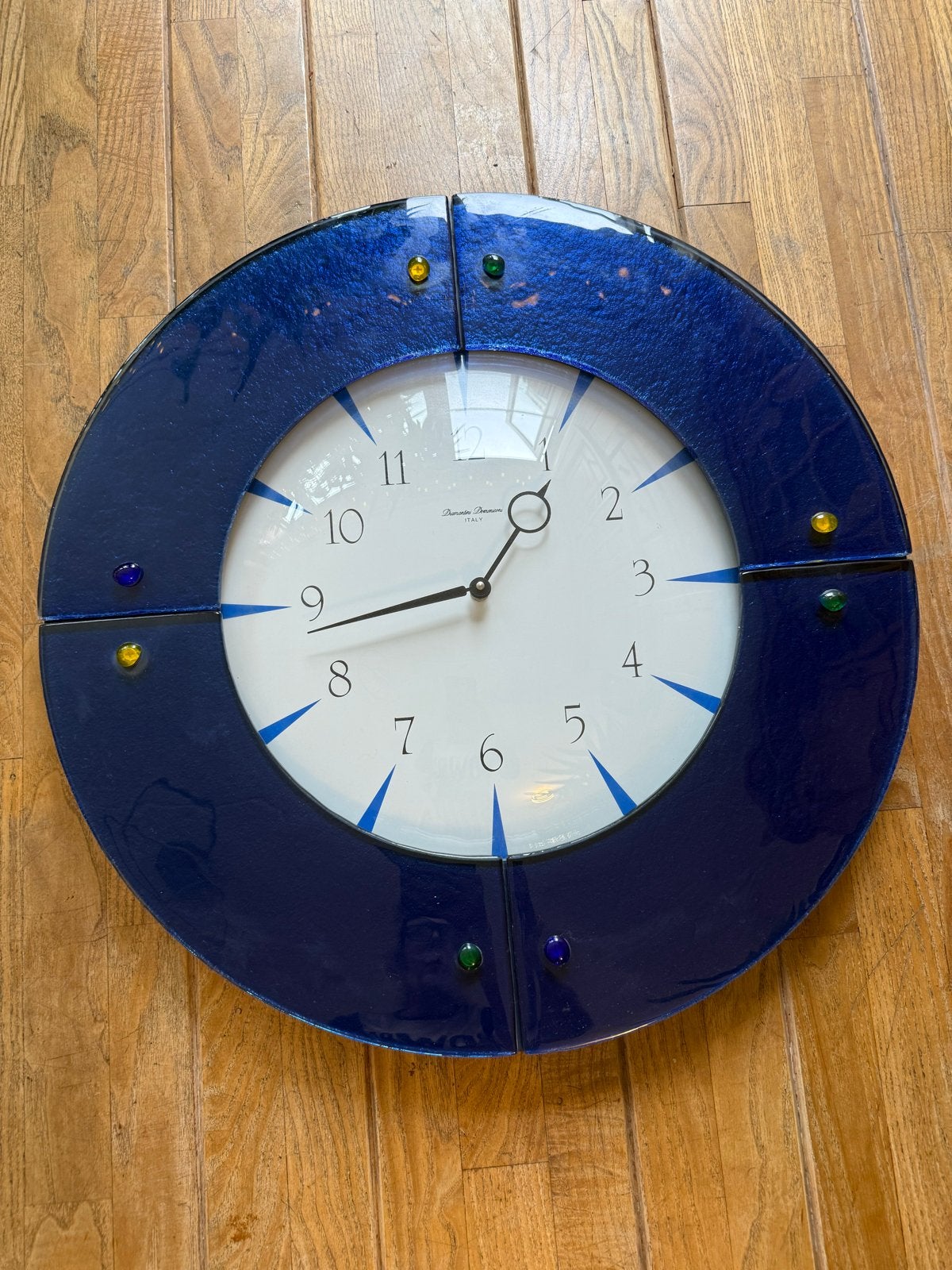 Grote blauwe glazen wandklok met gekleurde accenten, Ophalen of Verzenden