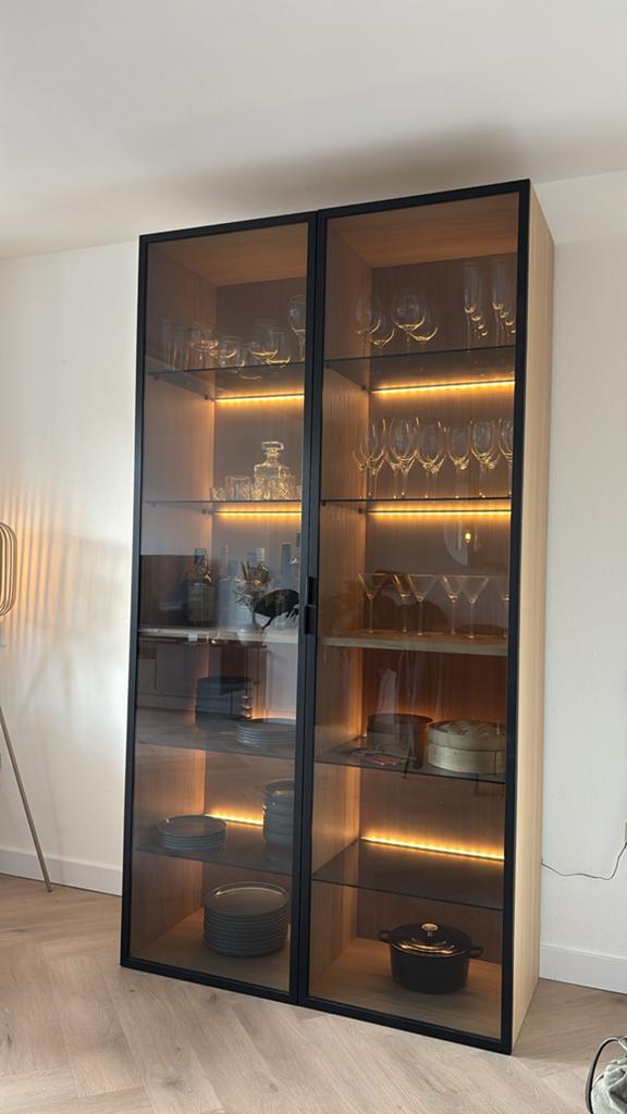 Moderne vitrinekast met verlichting en glazen deuren, Huis en Inrichting, Ophalen, 100 tot 150 cm, 200 cm of meer, Zo goed als nieuw