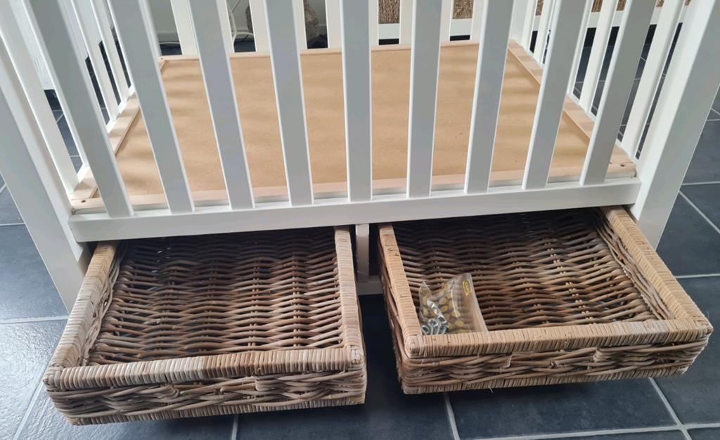 Mooie box met verhoging en 2 rieten manden, Kinderen en Baby's, Boxen, Ophalen, Gebruikt, In hoogte verstelbaar
