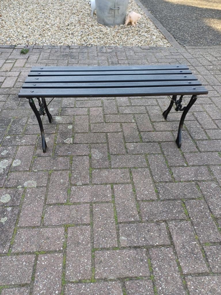 Kleine tuinbank met gietijzeren onderstel., Tuin en Terras, Ophalen, Gebruikt, Metaal
