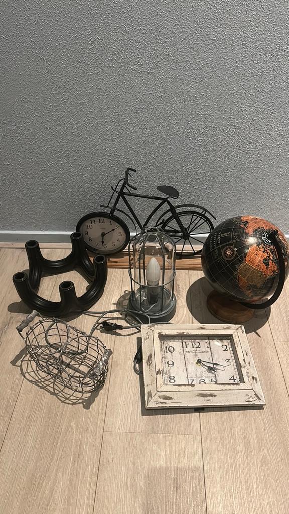 Decoratiepakket: Klokjes, Wereldbol, Lamp, Mandje, Kandelaar, Ophalen, Verlicht, Gebruikt