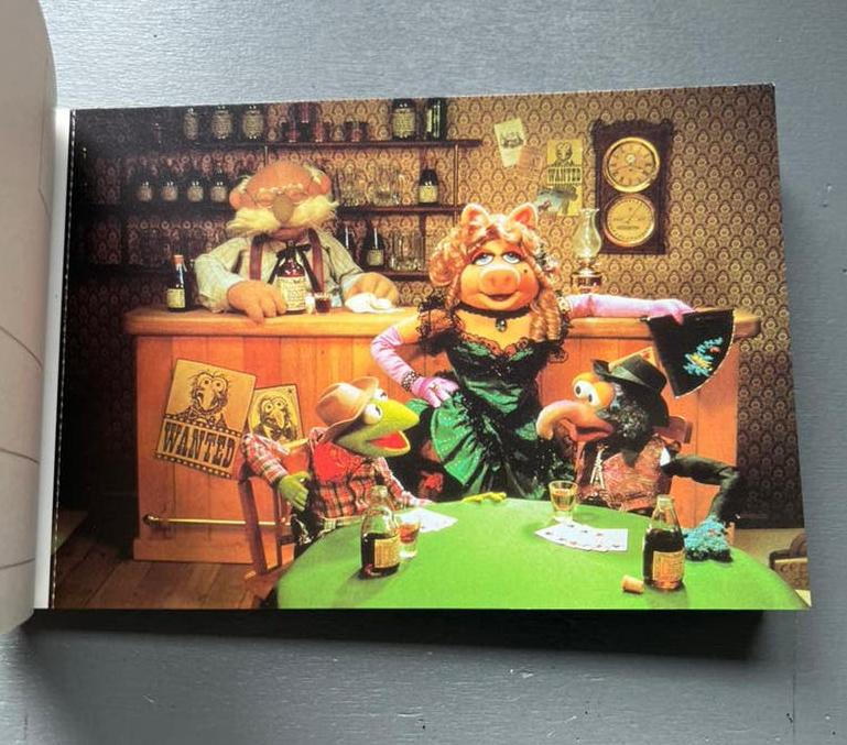Vintage Ansichtkaart Muppets - Mae West - 1993, Ophalen of Verzenden, 1980 tot heden, Sterren en Beroemdheden