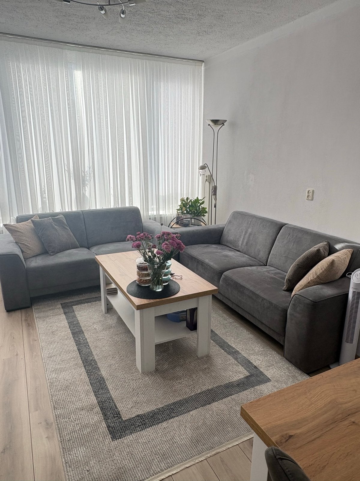 Comfortabele grijze bankstel + bijpassende eetstoelen, Huis en Inrichting, Ophalen, Gebruikt, 75 tot 100 cm, Rechte bank