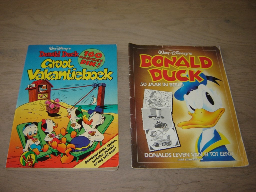 DONALD DUCK 50 JAAR IN BEELD 1935/1985 en VAKANTIEBOEK 1986, Eén stripboek, Ophalen of Verzenden, Zo goed als nieuw