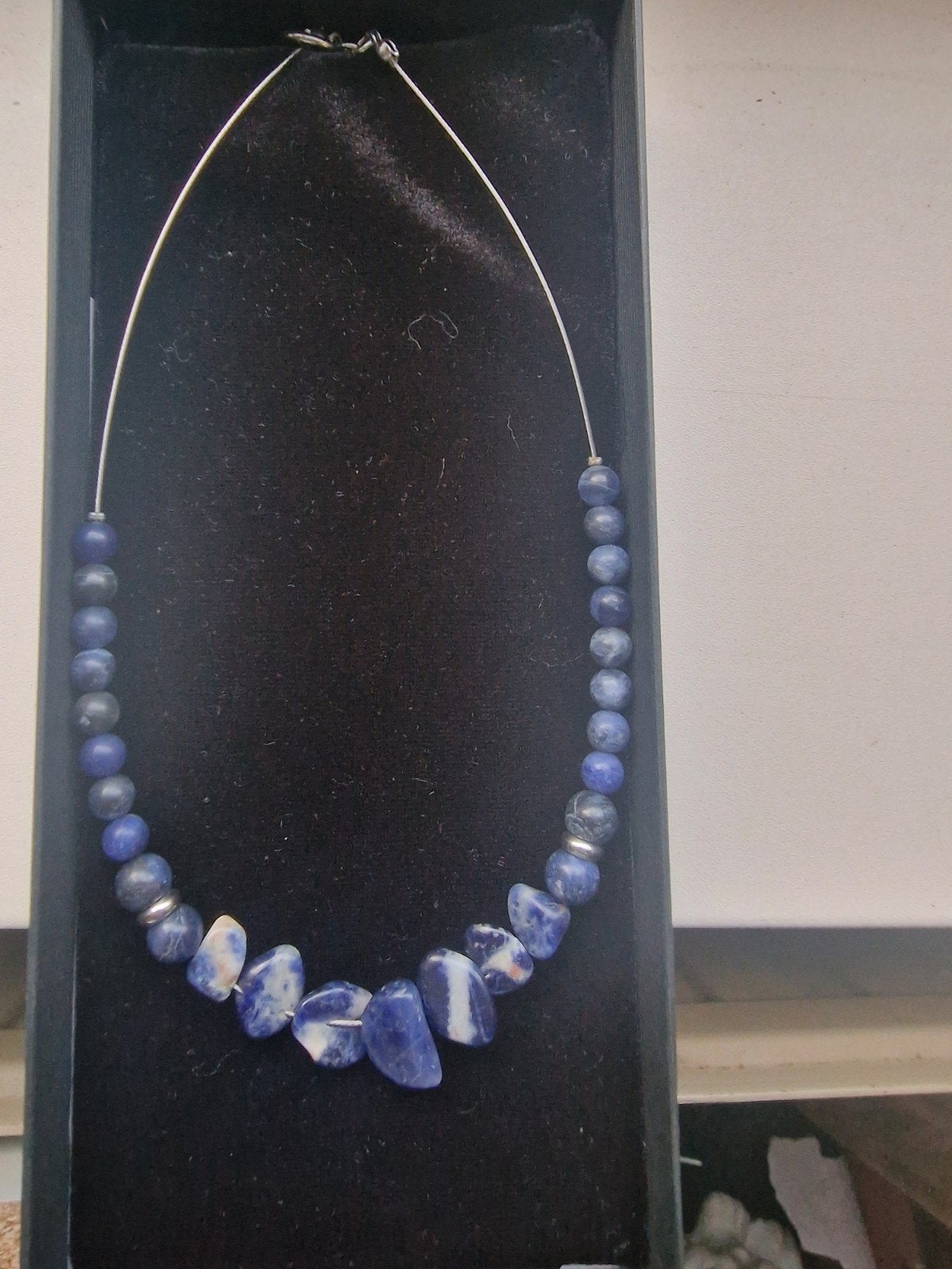 Handgemaakte ketting met sodaliet stenen, Sieraden, Tassen en Uiterlijk, Blauw, Ophalen of Verzenden, Zo goed als nieuw, Steen of Mineraal