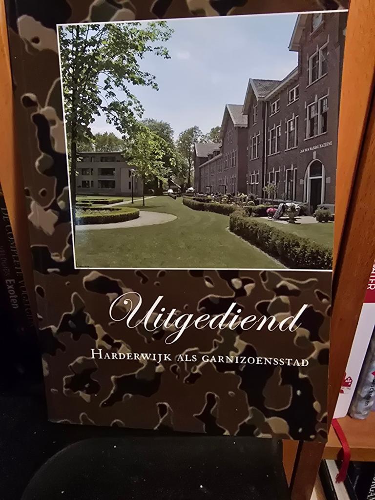 Uitgediend: Harderwijk als Garnizoensstad, Boeken, Ophalen of Verzenden, Zo goed als nieuw, Algemeen, 1945 tot heden