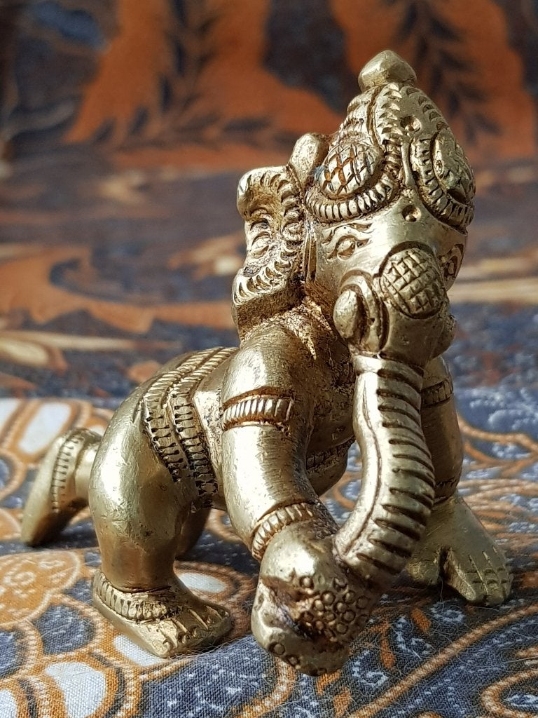 Oud koper beeldje uit India van een jonge Ganesha 8 cm., Antiek en Kunst, Goud, India, Handgemaakt, Ophalen of Verzenden