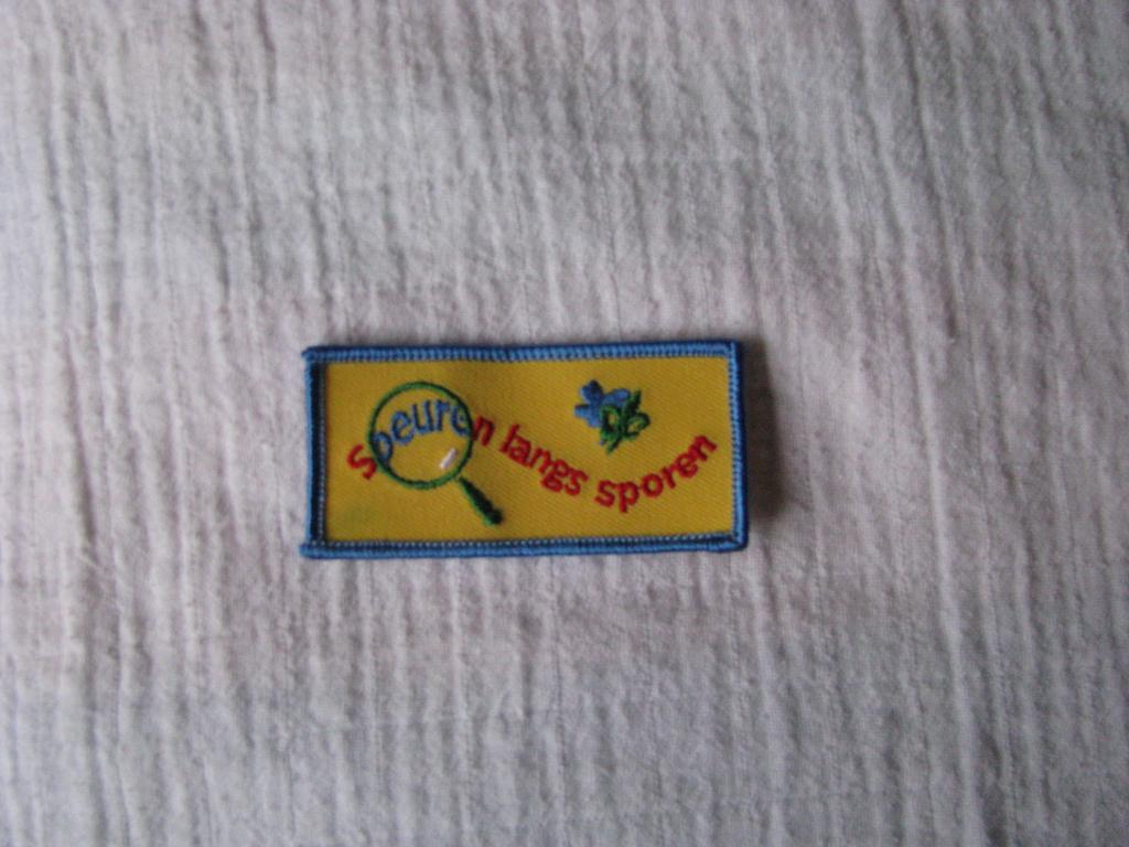 Thema badge: Speuren langs sporen, Verzamelen, Scouting, Ophalen of Verzenden, Nieuw, Embleem, Speld of Insigne