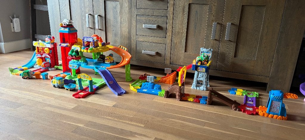 Toet toet auto’s autogarage, brandweerkazerne en stuntbaan., Ophalen, Gebruikt, 2 tot 4 jaar