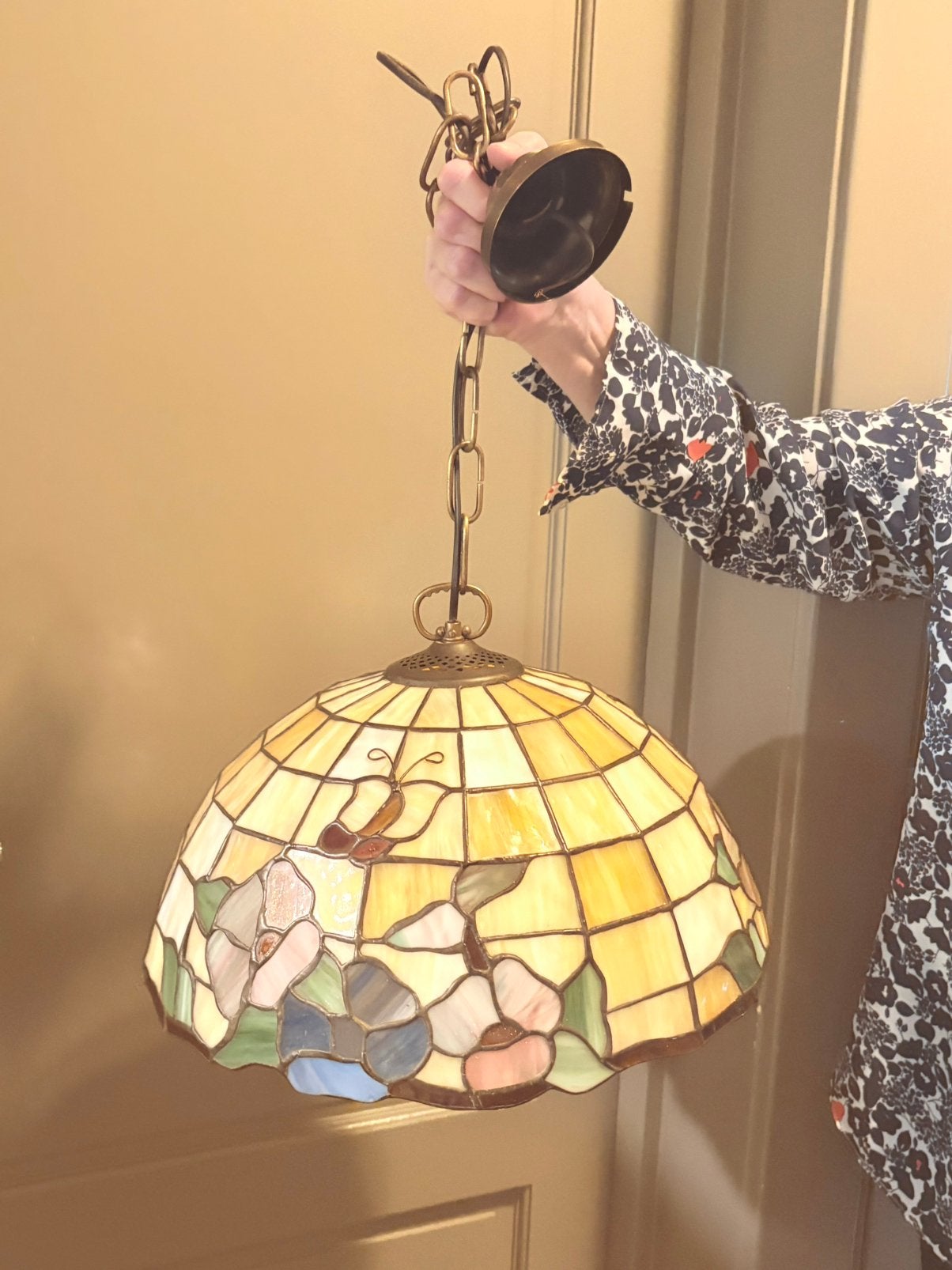 Tiffanylamp Vlinder en Bloemen - Hanglamp, Ophalen of Verzenden, Gebruikt, Glas, Minder dan 50 cm