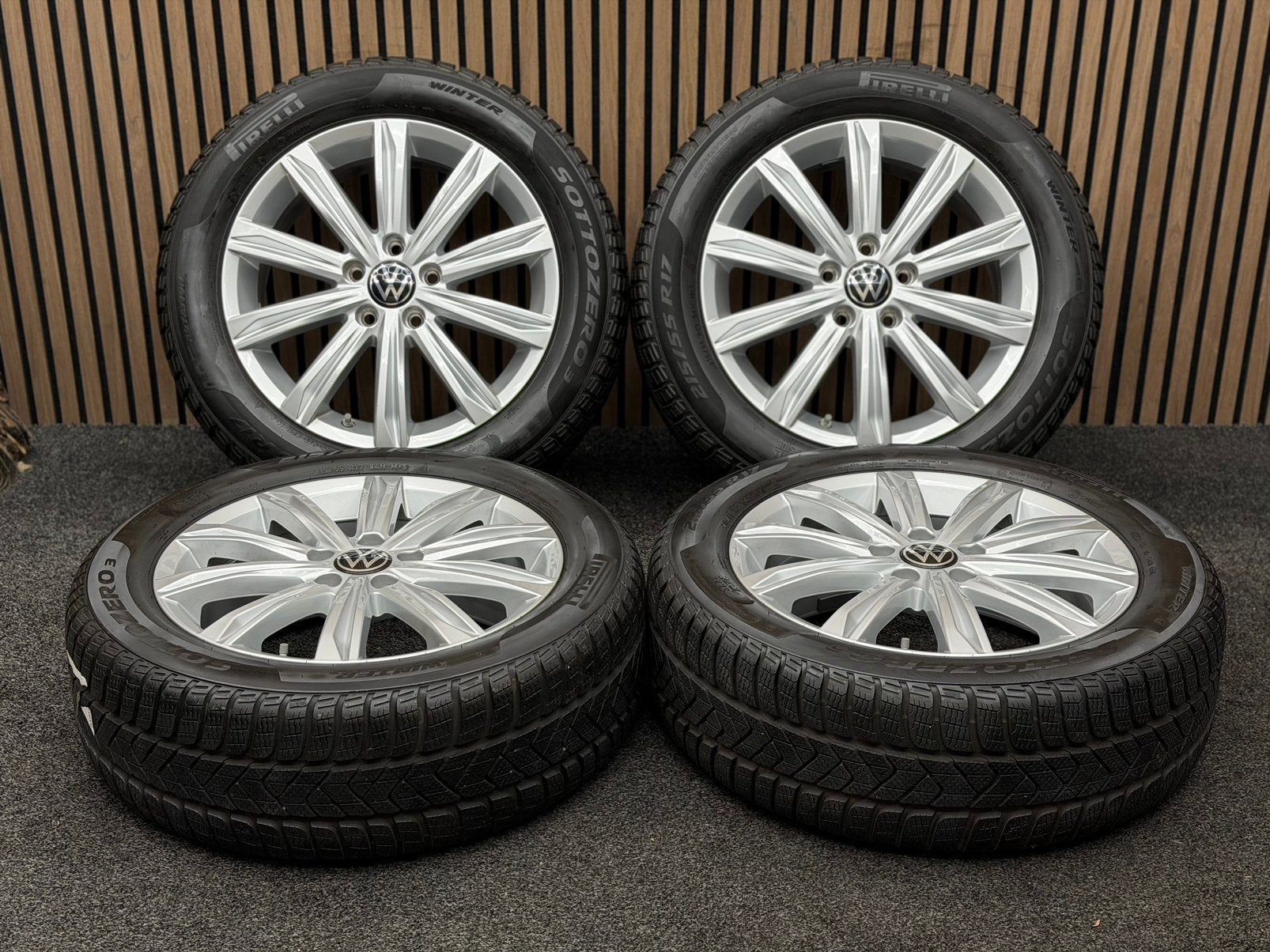 Originele 17 inch VW Touran 5T1 Stockholm 5x112 ET52 Pirelli, Ophalen, 215 mm, ., Banden en Velgen