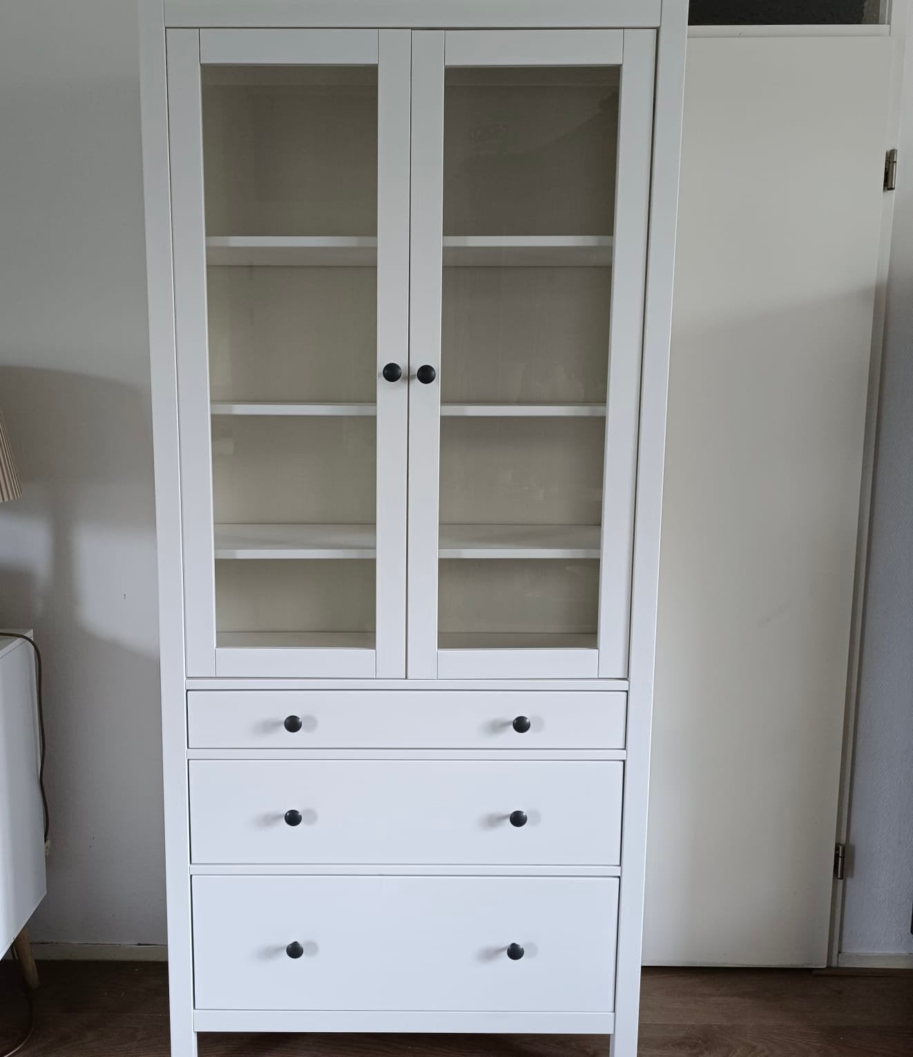 Hemnes vitrinekast boekenkast met glazen deuren, Zo goed als nieuw, 150 tot 200 cm, 25 tot 50 cm, 50 tot 100 cm