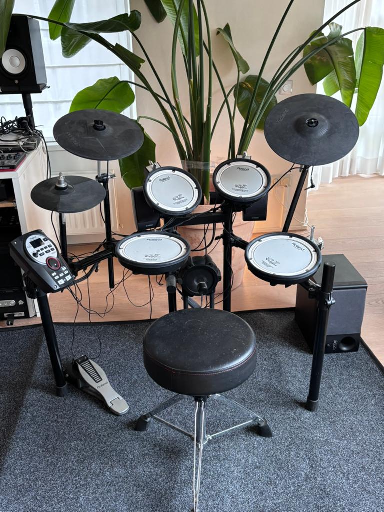 Roland TD-11 V-Drums compleet met speakers, pedalen en mat, Muziek en Instrumenten, Drumstellen en Slagwerk, Ophalen, Gebruikt
