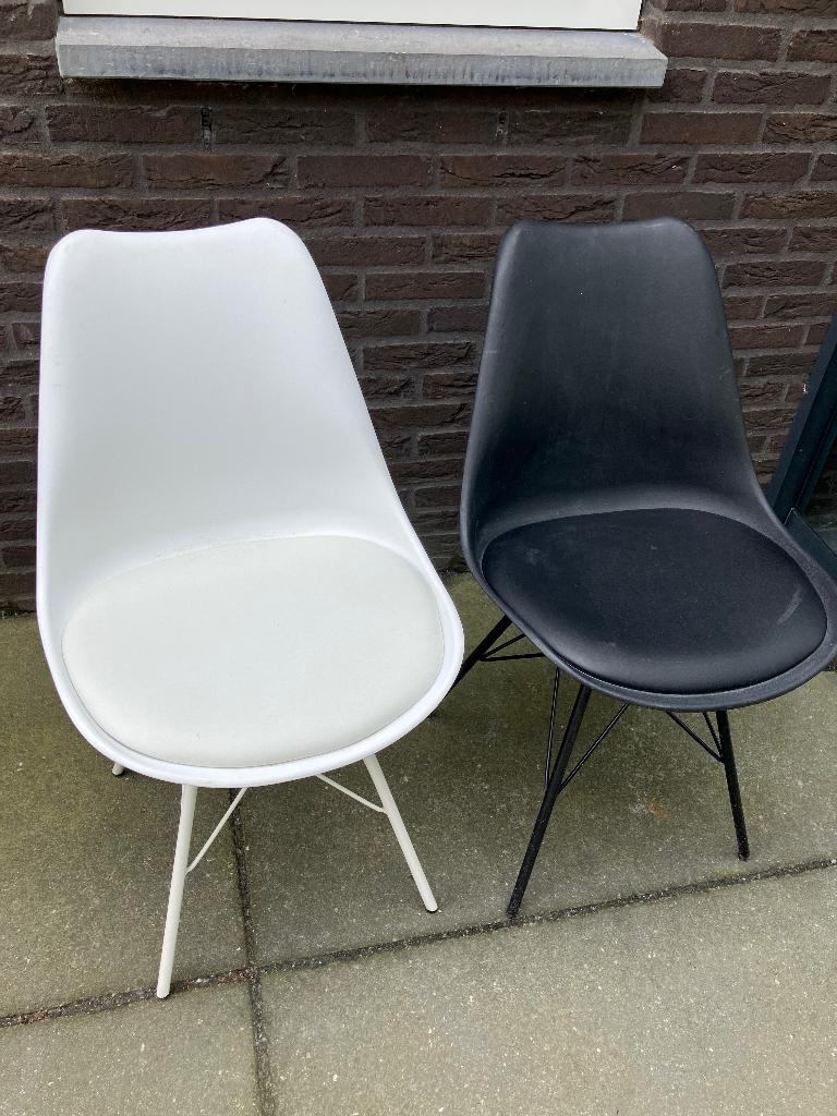 2 keukenstoelen 1 wit 1 zwart, Huis en Inrichting, Stoelen, Ophalen, Kunststof, Gebruikt, Twee